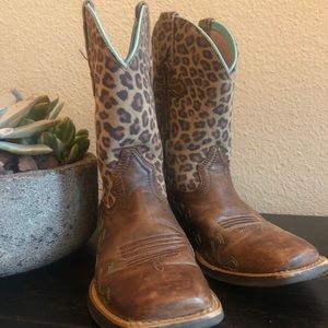 Ariat girls western boots. EUC. Girls size 13.